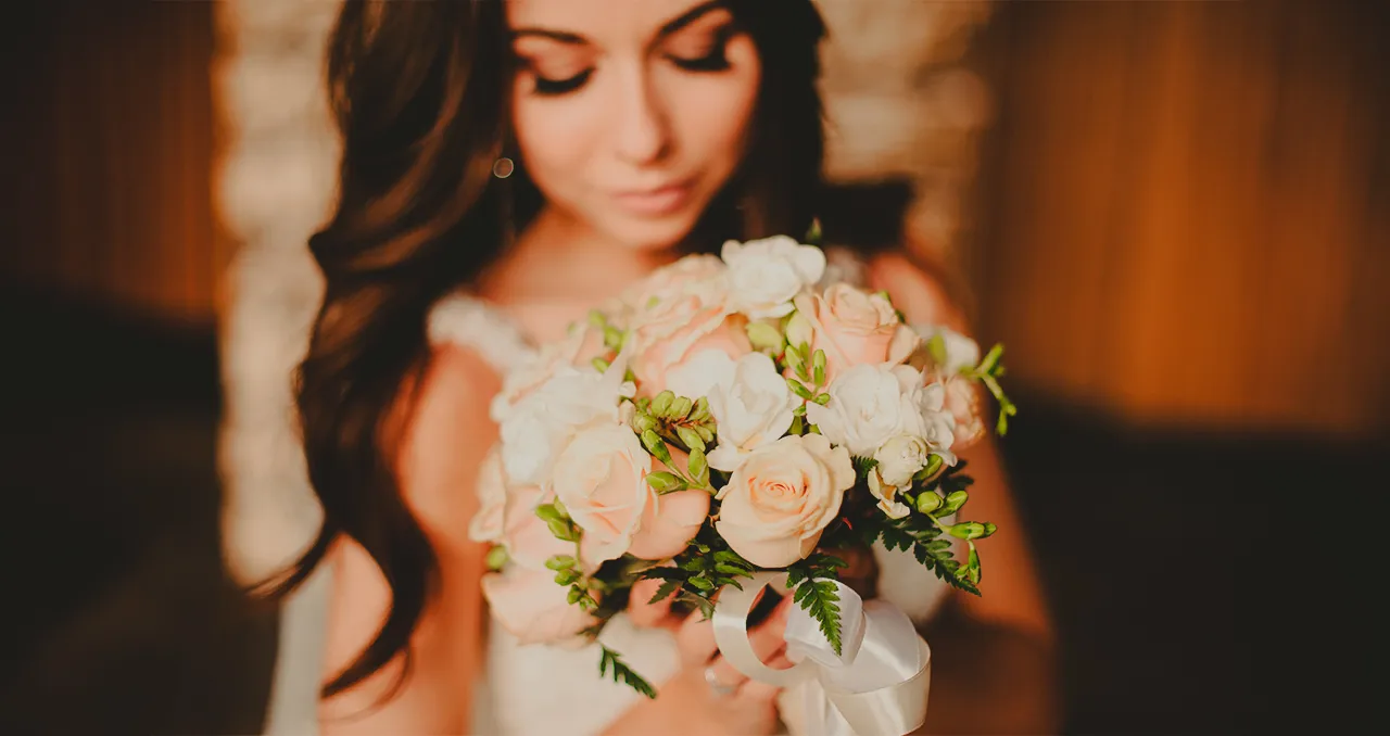 Noiva com buque de flores